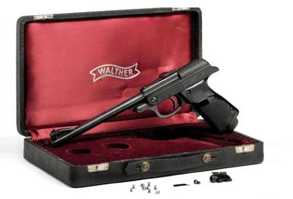 بيع مسدس جيمس بوند بـ195 ألف دولار 